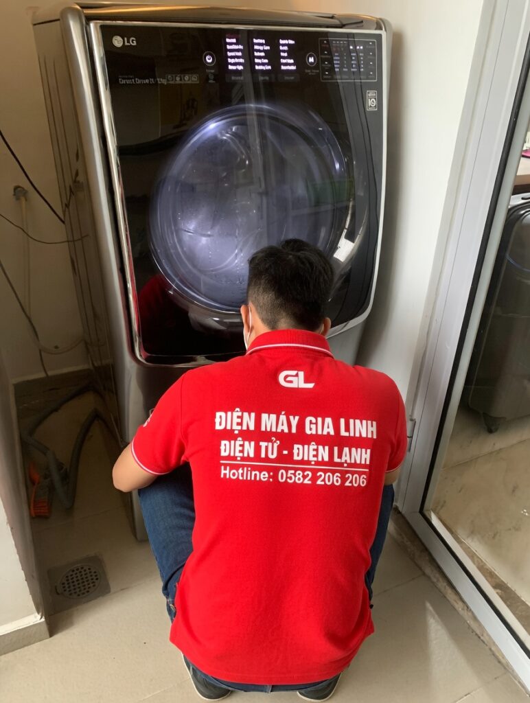 kỹ thuật viên đang kiểm tra/sửa máy sấy tại nhà 