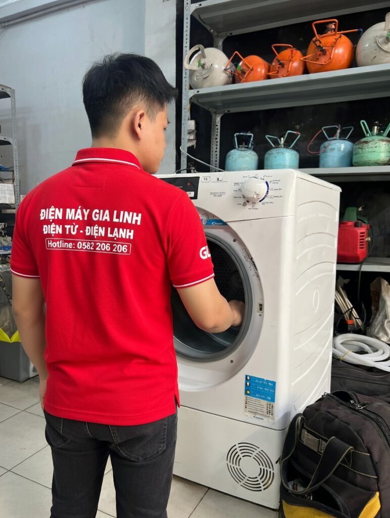 kỹ thuật viên đang sửa chữa máy sấy