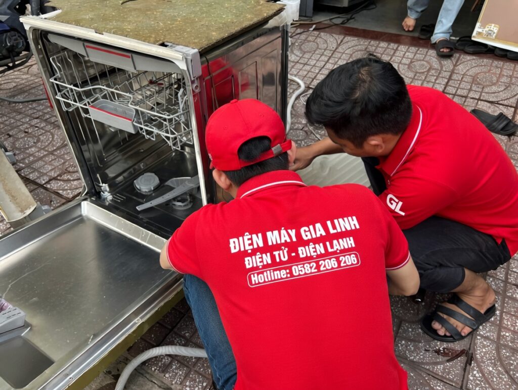 kỹ thuật viên kiểm tra và sửa máy rửa chén tại nhà
