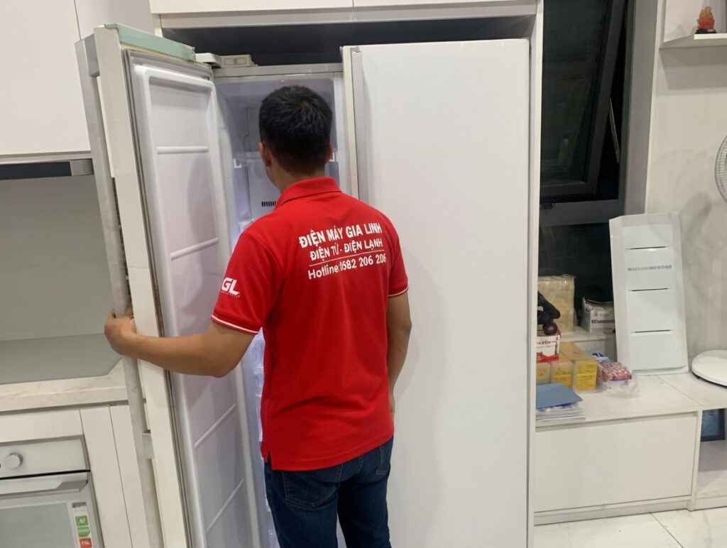 kỹ thuật viên đang kiểm tra tủ lạnh của khách hàng tại nhà