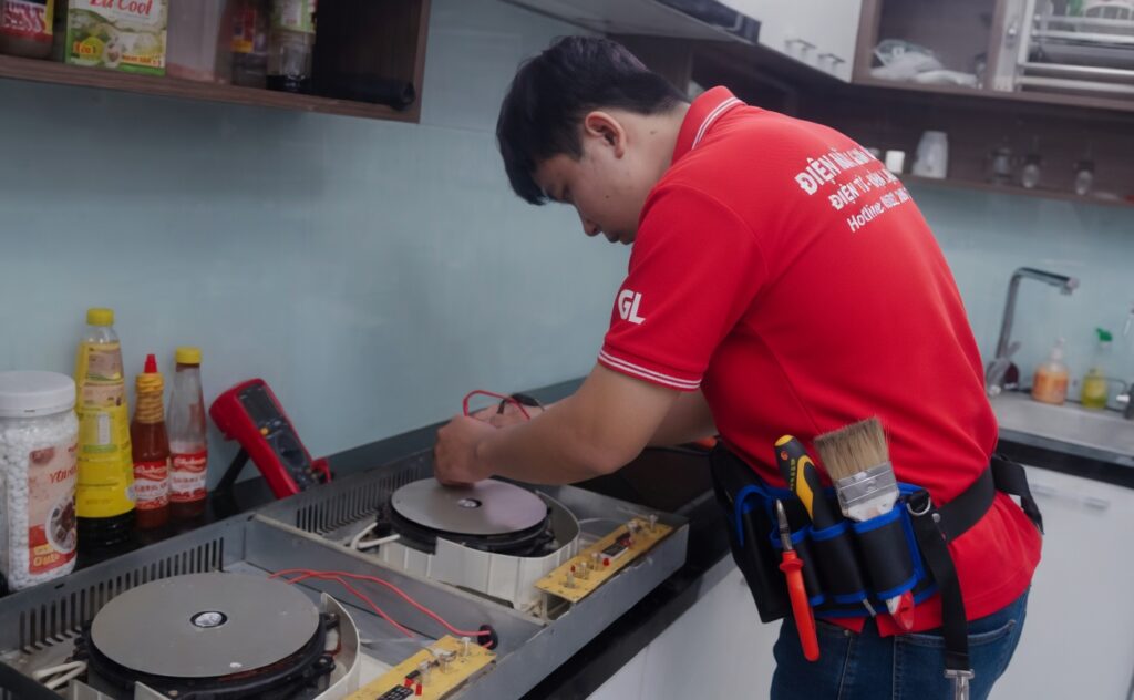 kỹ thuật viên đang kiểm tra bếp từ tại nhà